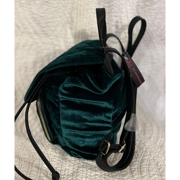 NWT Green velvet, mini backpack
Brand new - Picture 2 of 6